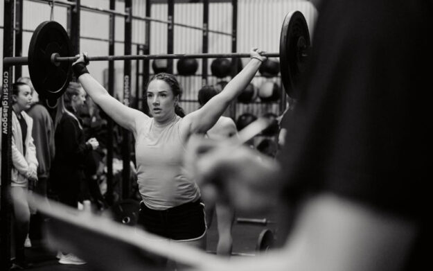 Breast-Cancer-Recovery Physiotherapist Katherine Lee lifting weights as part of a breast cancer recovery program